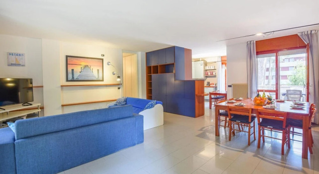 Awesome Apartment in Lignano Sabbiadoro With Outdoor Swimming Pool, Wifi and 4 Bedrooms, Book Lejlighed Hoteller i Friuli Venezia Giulia med parkering, Parkering