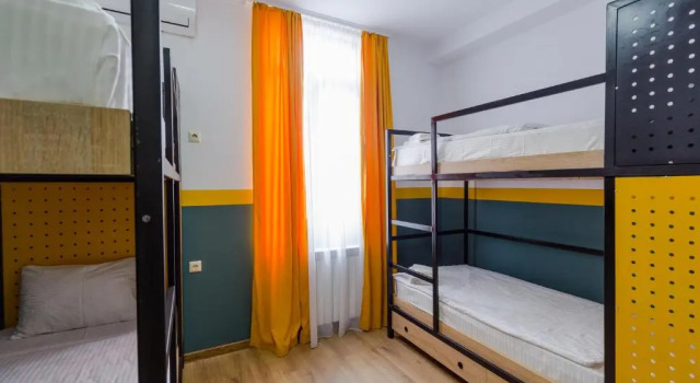 Кровать в общем номере Komuna Hostel & Hotel