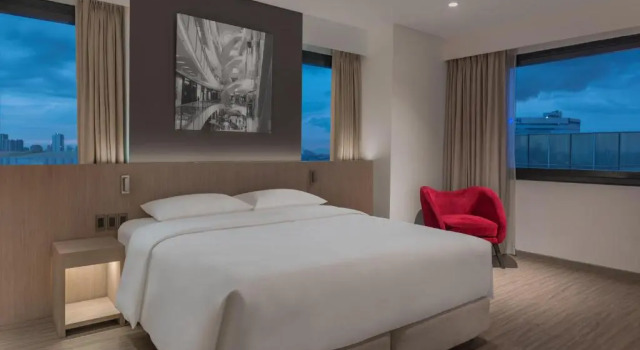 Полулюкс Park Inn by Radisson North Edsa