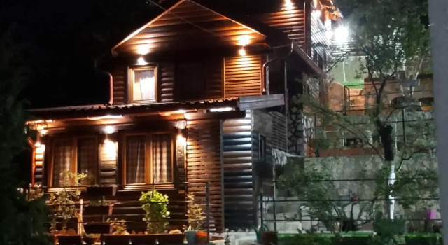Bungalow 2- za max 5 osoba, Забронировать Отель Отели Сараево с парковкой, рядом с Old Sarajevo Clock Tower, Парковка