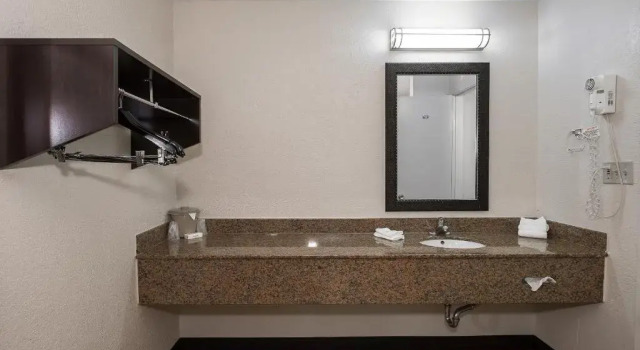 Четырёхместный номер Deluxe Red Roof Inn Bloomington - Normal/University