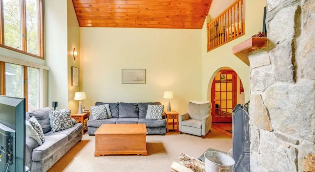 Game Room, Hot Tub! Year-round Dover Retreat