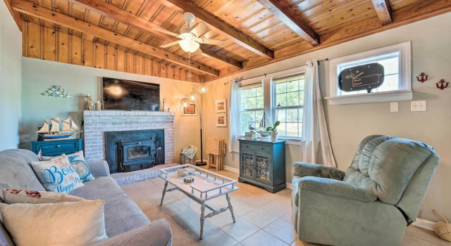 Коттедж Updated Oak Island Getaway Near Fishing Dock!