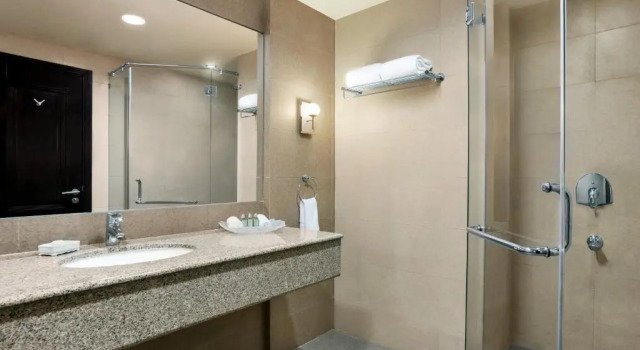 Двухместный номер Deluxe Ramada by Wyndham Karachi Creek