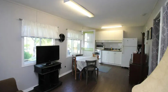 2 Bdrm Country Cottage 4 - Rosewood Cottages, Забронировать Дом для отпуска Отели Согин-Шорс с парковкой, Парковка