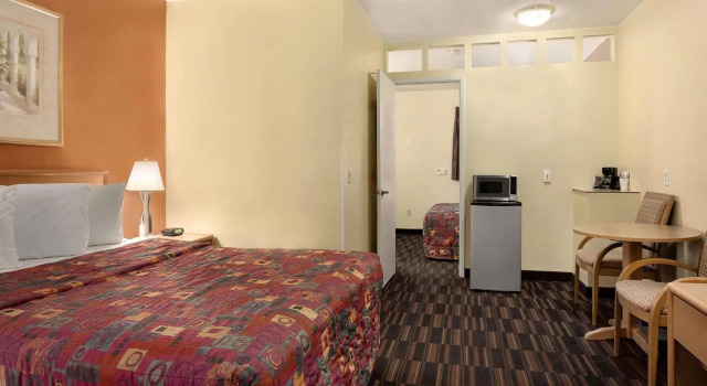 Кровать в общем номере Days Inn & Suites Tucson AZ