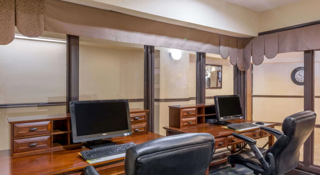 Days Inn & Suites by Wyndham Bridgeport - Clarksburg, Buchen Sie Hotel Bridgeport 
