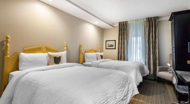 Четырёхместный номер Deluxe The Aurora Inn Hotel and Event Center