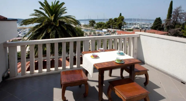 Апартаменты с 2 комнатами с видом на море Yacht Beach Apartments