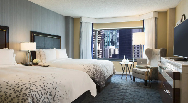 Четырёхместный номер Standard с видом на реку Renaissance Chicago Downtown Hotel