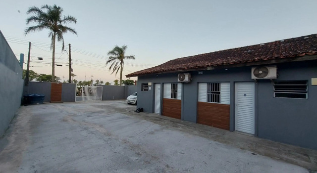 Suítes a 50m praia do SESC BERTIOGA, Ar condicionado, TV, WIFI, estacionamento, saída 16h