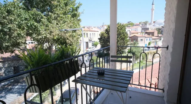 Pietra Social House