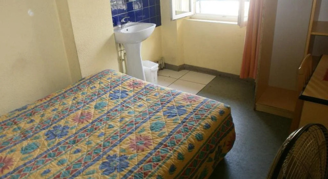 Hotel Trois Dauphins, Забронировать Отель Тулон Var coast, рядом с Espace Comedia