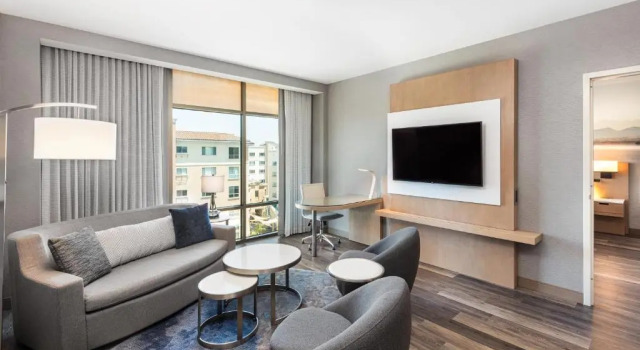 Двухместный люкс c 1 комнатой Courtyard by Marriott Los Angeles Monterey Park