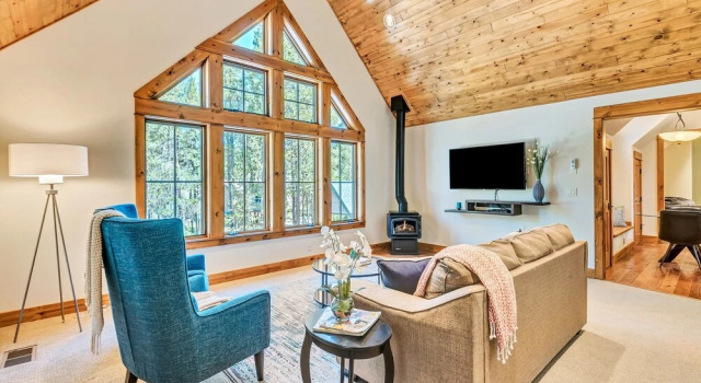 New Listing! Riverfront W/ Dock & Foosball 2 Bedroom Duplex, Забронировать Дом для отпуска Отели Санривер с парковкой, Парковка