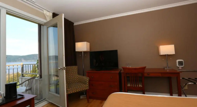 Двухместный номер Standard с видом на реку BATTURES Hotel Fjord Saguenay