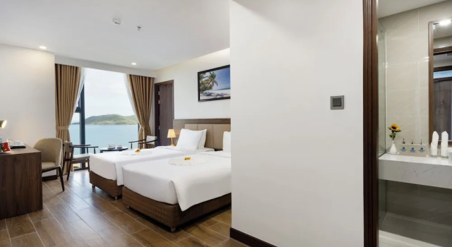 Четырёхместный семейный номер Standard с 2 комнатами с видом на море Miracle Luxury Nha Trang