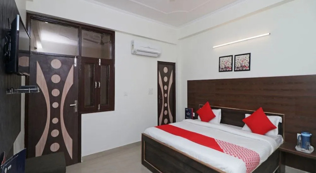 OYO 12493 Hotel Taaz Comfort Inn