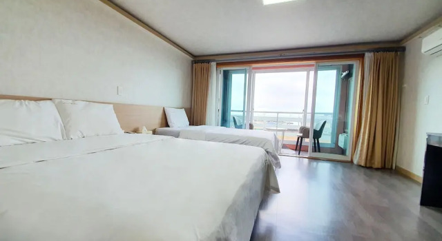 Номер Standard c 1 комнатой с балконом и с видом на океан Jeju Ocean Family Hotel