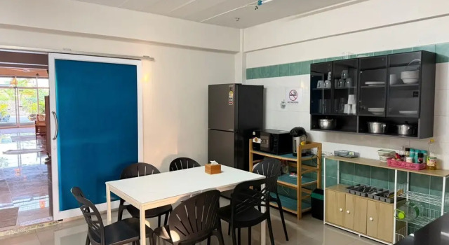 Кровать в общем номере с балконом и с видом на город TIDE & TRIBE HOSTEL Phangan