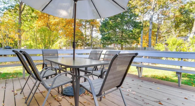 Коттедж Bike to Private Beach: Cape Cod Escape w/ Sunroom