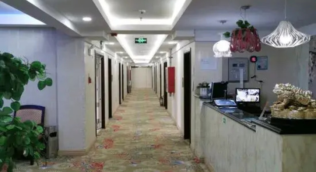 Holiday Inn Burqin Jinpin (Four Seasons Food Street), Varaa Hotelli Burqin Xinjiang