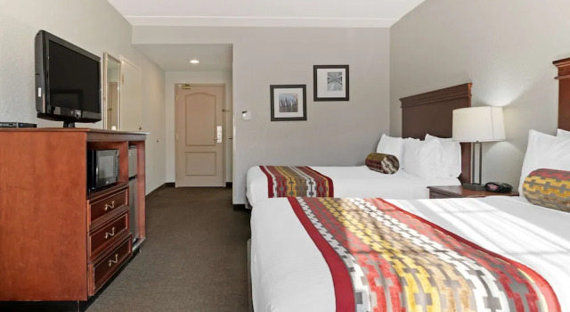 Четырёхместный полулюкс Executive Inn & Suites