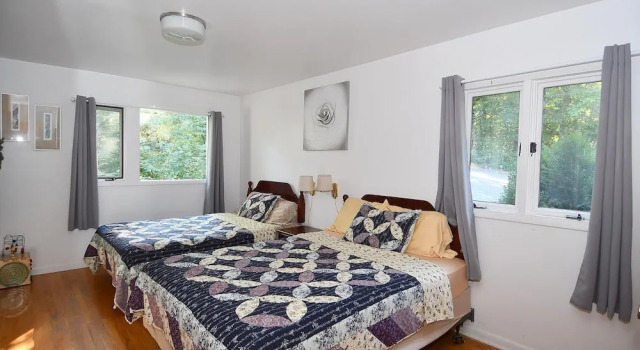 Serendipity - Large 5BR With a Hot Tub, Book Feriehus Sommerhuse i Berkeley Springs, Hytte