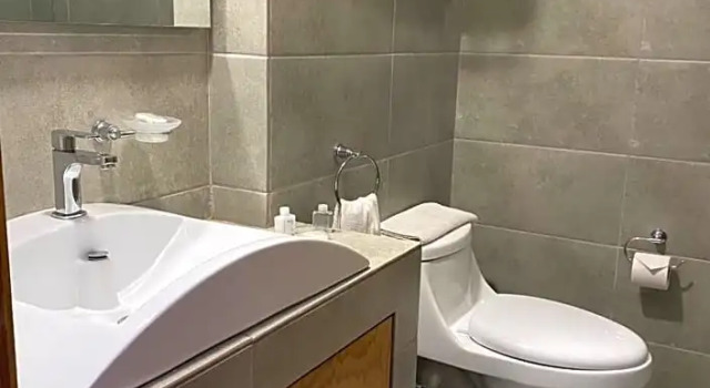 Четырёхместный номер Standard Hotel & Suites Victoria