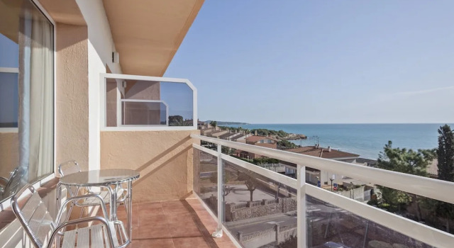 Трёхместный номер Standard с балконом и с видом на море Hotel Sant Jordi