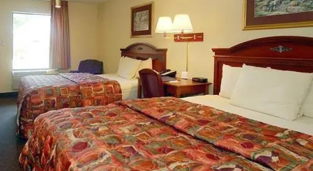 Econo Lodge Inn & Suites