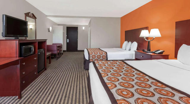 Четырёхместный номер Standard Howard Johnson by Wyndham Arlington Ballpark / Six Flags