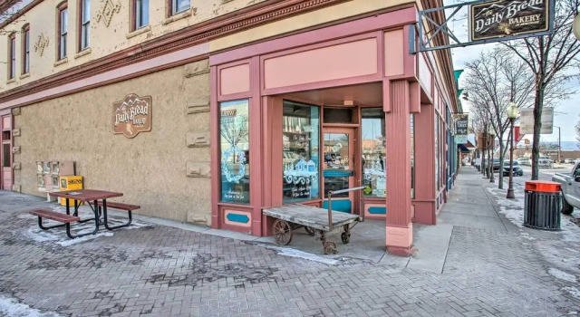 Downtown Home - 12 Mi to Black Canyon Natl Park!, Забронировать Отель Отели Монтроуз с парковкой, Парковка