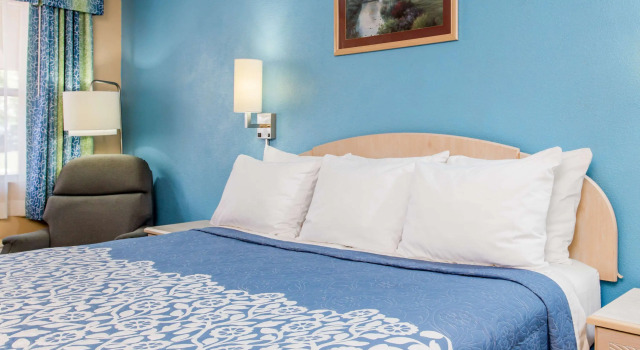 Days Inn by Wyndham Bradenton I-75