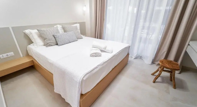 Celines Rose, Book Hotel Chrisi Akti 