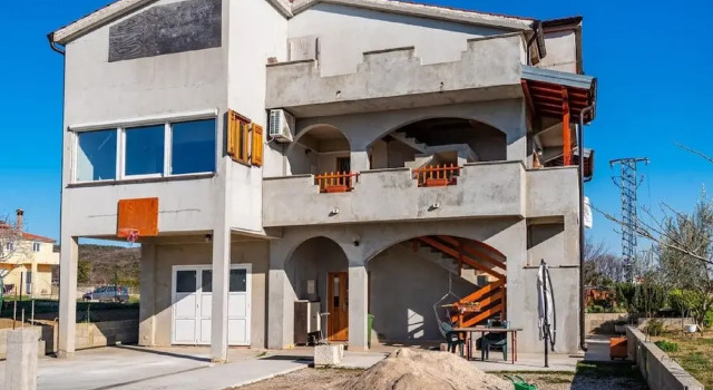 Delightful Apartment in Radovin With Garden