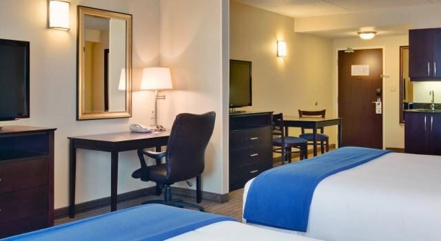 Четырёхместный люкс Holiday Inn Express and Suites Kincardine