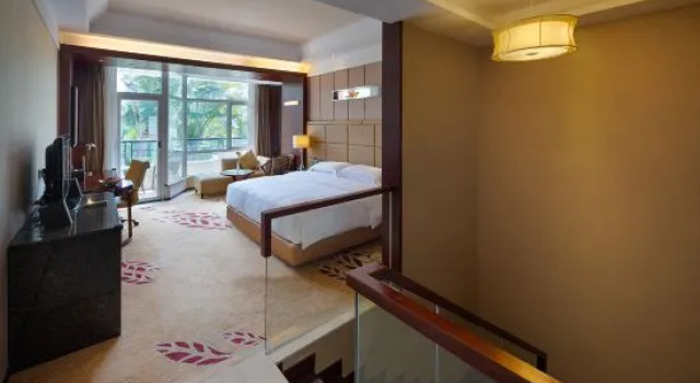 Семейный люкс Дуплекс с балконом и с видом на бассейн Goodview Hot Spring Hotel Tangxia