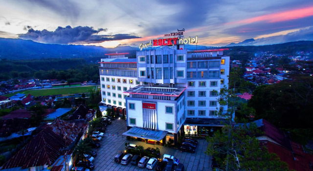 Номер Deluxe Grand Rocky Hotel Bukittinggi