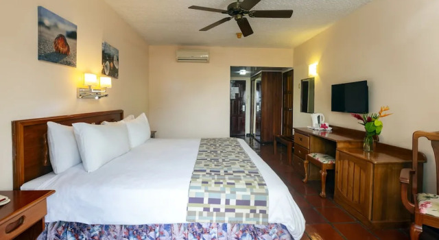 Двухместный номер Standard с балконом и с видом на сад Grafton Beach Resort