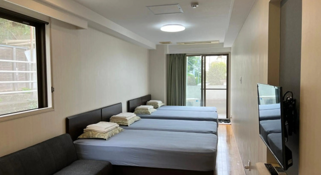 Atami Onsen Guest House Megumi 5 minutes walk from Atami Station, Забронировать Хостел Хостелы Атами, рядом с Горячие источники Атами, Хостел