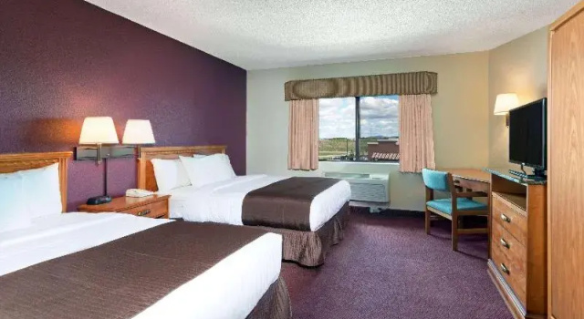 Четырёхместный номер Superior AmericInn by Wyndham Rexburg BYUI