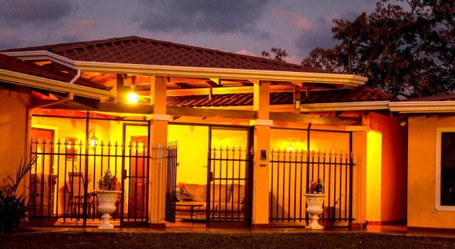 Barons Resort, Buchen Sie Resort Hotels in Atenas mit Pool, Schwimmbad