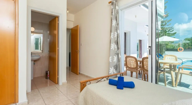 Villa Zenon Large Private Pool Walk to Beach Sea Views A C Wifi Car Not Required - 2222, Rezerwuj Willa Hotele 3-gwiazdkowe w Peja, 3*