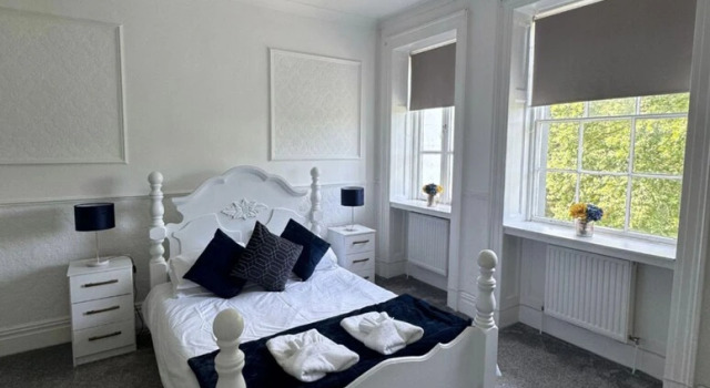 Room 4 Manor Park Country House in Swansea Sleeps 2, Book Lejlighed Swansea 