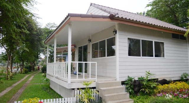 Giant House Riverside