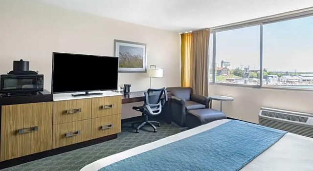 Двухместный номер Standard Wyndham Garden Kenosha Harborside