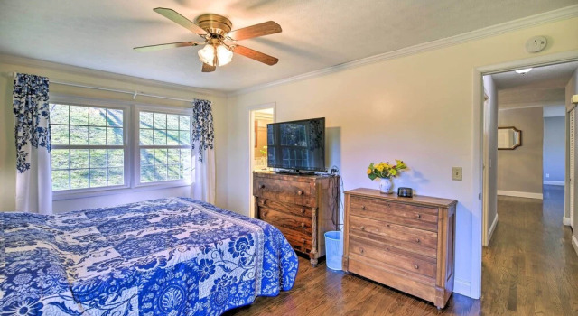 Коттедж Lakefront Kingsport Home w/ Private Hot Tub!