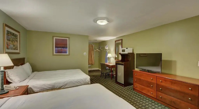 Четырёхместный номер Standard Colonial Motel