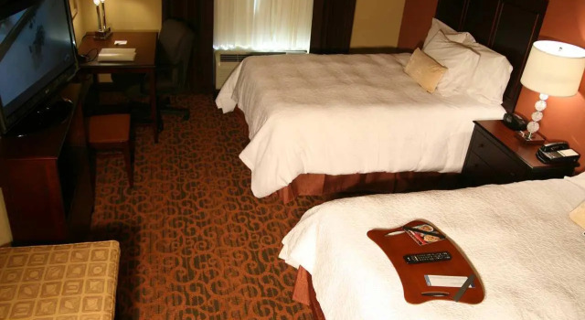 Четырёхместный номер Standard Hampton Inn & Suites Mission